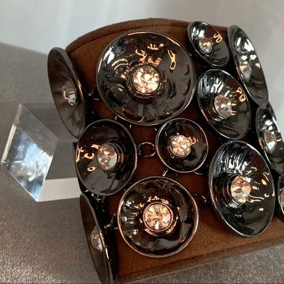 Dark Silvertone hammered metal circular rhinestone cluster magnetic bracelet - Picture 3 of 9